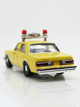 Лят под налягане Мащаб 1/64 1982 Плимут ретро полицейска кола Модел на колата от сплав Колекция бижута на Дисплея Подарък за момче, Играчка кола