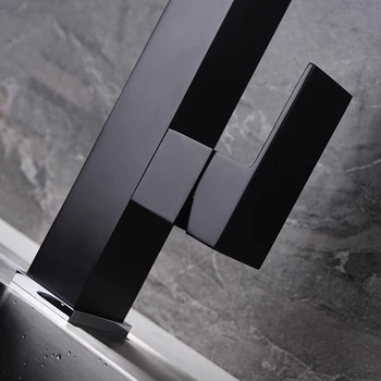 Смесител за кухненска мивка с възможност за завъртане на 360 градуса, е широко разпространена, от масивен месинг, хром и черен